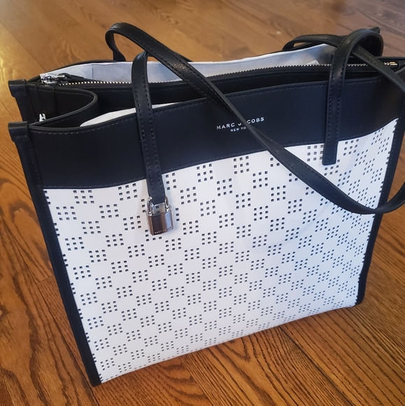 Marc Jacobs Perforated Grind Tote Bag New NWT - Picture 9 of 10